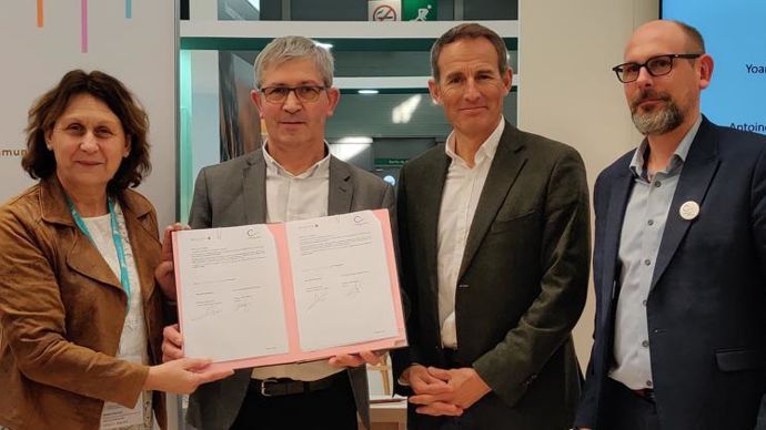 Lydie Bernard, vice-présidente de la Région Pays de la Loire, et Jean-François Appriou, président de LCA Ouest, présentent la convention signée entre Antoine Cadi, directeur recherche et innovation à CDC Biodiversité, et Yoann Méry, directeur de LCA Ouest, autour de l’outil d’autodiagnostic AgriBest, qu’ils souhaitent déployer à terme vers le plus grand nombre sur le territoire national.