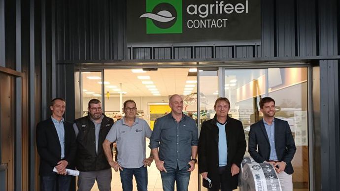 Fabien Kaufling, directeur de l’activité agrodistribution (à g.), Christophe Taste, conseiller-vendeur pro, Michel Hébrard, responsable agrodistribution du site Agrifeel de Boé, Julien Laurent, vice-président en charge de la branche végétale, Patrick Grizou, président de Terres du Sud, Sylvain Théon, DGA, lors de l’inauguration, le 11 mars, du 1er magasin Agrifeel contact à Boé (Lot-et-Garonne). © Terres du Sud