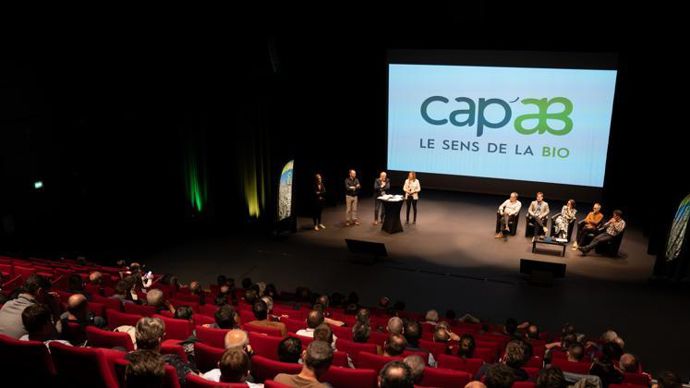 Présentation le 24 mars, devant un parterre de 110 producteurs bio d’Eureden, de la nouvelle marque Cap’AB et sa baseline, « le sens de la bio ».