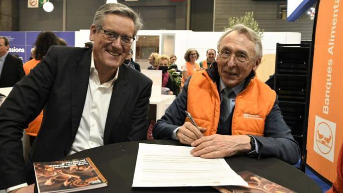 Le président de Vivescia, Christoph Büren, signe une convention de don alimentaire avec Claude Baland, président du réseau des Banques alimentaires, lors du Sia.