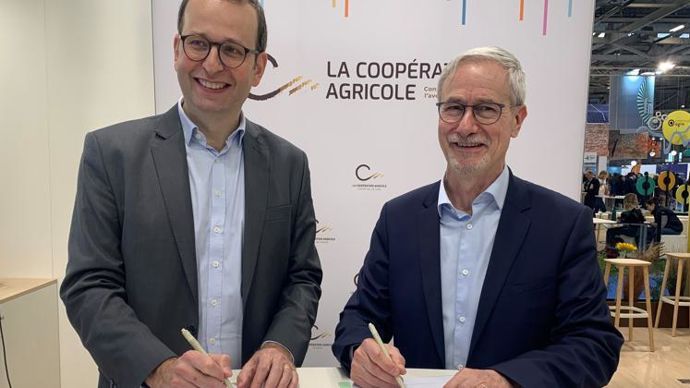 Charles Leonardi, directeur général de la supply chain de Nestlé France (à g.), et Philippe Florentin, DGA de Noriap en charge de la commercialisation, ont signé le partenariat le vendredi 4 mars au Sia. © R. FOURREAUX