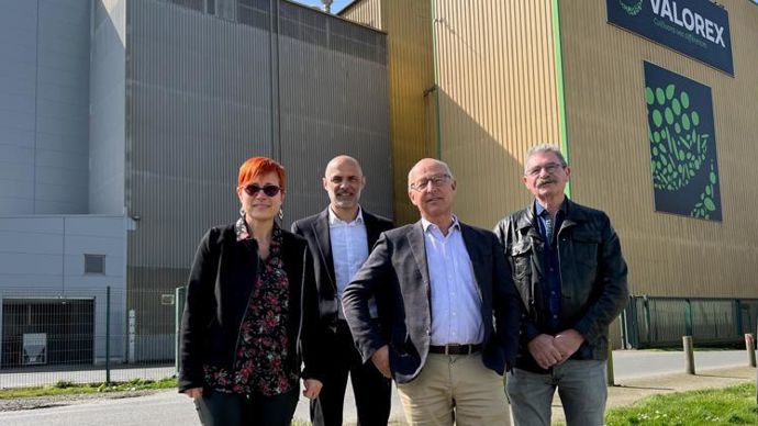 Béatrice Dupont, directrice nutrition animale de Valorex, Guillaume Chesneau, directeur scientifique, Stéphane Deleau, le PDG, et Hervé Juin, de l’Inrae, lors de l’inauguration, le 22 mars, de la nouvelle ligne dédiée aux légumineuses. © Y. BOLOH
