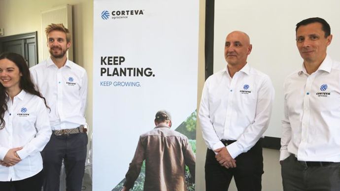 Auréliane Bekkal, chef produit vigne, Romain Richard, chef marché biostimulants, Alain Pescay, directeur marketing, et Sylvain Bedel, directeur général de Corteva France, lors de la conférence de presse du 23 mars à Paris. © A.-M. LAVILLE