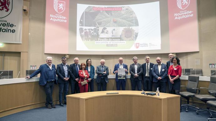 Dix partenaires, dont La Coopération agricole Nouvelle-Aquitaine et Négoce agricole Centre-Atlantique, ont signé la feuille de route biocontrôle et biosolutions proposée par le conseil régional, le 15 avril, à l’hôtel de région à Bordeaux. © Conseil régional de Nouvelle-Aquitaine
