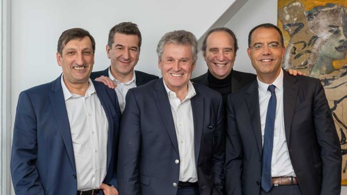 De gauche à droite : Guillaume Darrasse (DG d’InVivo Retail), Matthieu Pigasse (2MX Organic), Thierry Blandinières (DG d’InVivo), Xavier Niel (Fondateur de 2MX Organic) et Moez-Alexandre Zouari (Fondateur et DG de 2MX Organic). © YVES SAMUEL