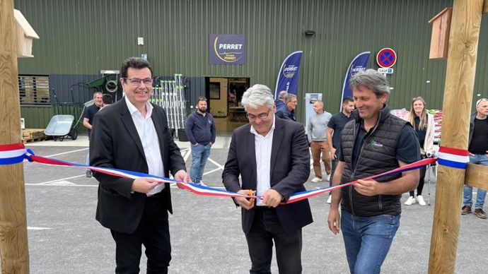 Bernard Perret (à gauche), PDG du groupe Perret, a inauguré l’agence le 6 mai, aux côtés de Jean-David Ciot, maire du Puy-Saint-Réparade, et de David Burle, responsable de l’agence.