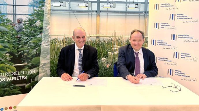 François Desprez, président de Florimond Desprez (à g.), et Ambroise Fayolle, vice-président de la Banque européenne d’investissement, lors de la signature de l’accord de prêt soutenu par la Commission européenne, le 29 avril à Cappelle-en-Pévèle (Nord).