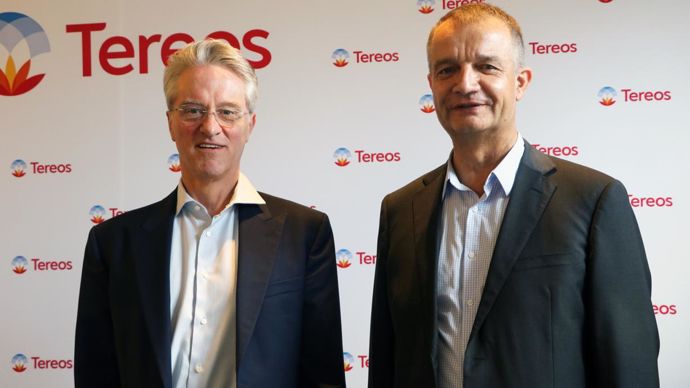 Gérard Clay, président du conseil de surveillance de Tereos (à dr.), au côté de Ludwig de Mot, nouveau président du directoire : « Nous serons au rendez-vous. Le prix payé pour les betteraves en 2022 sera au moins aussi élevé que celui de nos concurrents français. » © B. CAILLIEZ