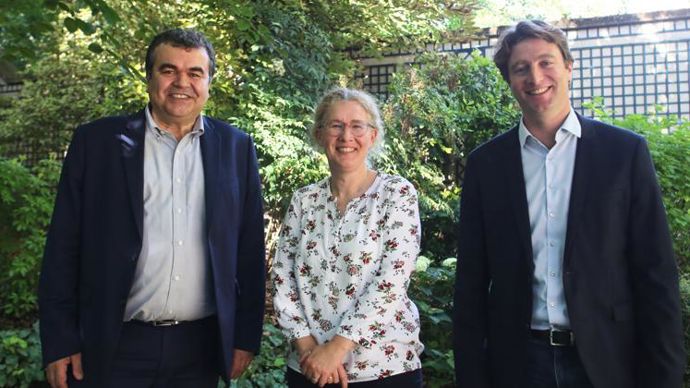 Denis Longevialle, directeur d’IBMA France, Céline Barthet, présidente, et Thomas Salmon, en charge de la communication : « Nous avons encore du travail à faire auprès des prescripteurs et des distributeurs, car 39 % des agriculteurs interrogés ne se sont jamais vus proposer ce type de solution. » © A.-M. LAVILLE