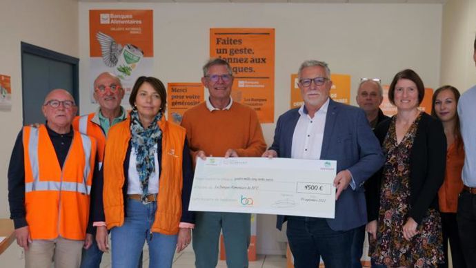 La remise de chèque, lundi 19 septembre, par Didier Lenoir (à dr.), président de Dijon céréales, à Laurent Brondel, président de la banque alimentaire de Bourgogne, à la suite de l’opération « la B.A. des Agrirecyleurs ».