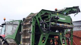 Démonstration. À l’automne 2017, le constructeur Franquet a présenté dans l’Aveyron son chantier décomposé avec effeuilleuse-arracheuse de 6 rangs à l’avant et chargeuse à l’arrière. Un matériel encore inaccessible au groupe d’éleveurs qui s’est constitué ce printemps. Ils commenceront avec du matériel d’occasion. Le challenge sera aussi de ramasser le moins possible de pierres dans certaines parcelles. Démonstration. À l’automne 2017, le constructeur Franquet a présenté dans l’Aveyron son chantier décomposé avec effeuilleuse-arracheuse de 6 rangs à l’avant et chargeuse à l’arrière. Un matériel encore inaccessible au groupe d’éleveurs qui s’est constitué ce printemps. Ils commenceront avec du matériel d’occasion. Le challenge sera aussi de ramasser le moins possible de pierres dans certaines parcelles.
