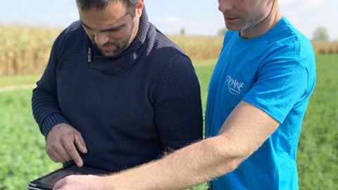 « Aladin ne se substituera pas au TC, l’interaction avec lui restera essentielle », affirme Guillaume Pain (à dr.), technico-commercial Oxyane pour le secteur Bièvre Valloire,  ici avec Tristan Spinelli, agriculteur.