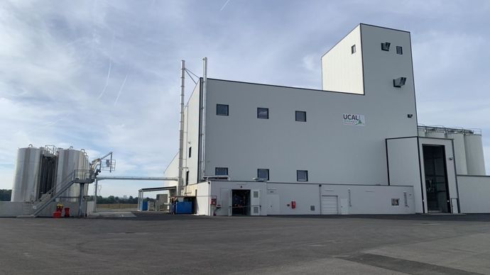 L’unité de production comprend une zone de stockage des graines (à dr.), une tour de réception, d’élévation et de préparation des graines (au centre), un atelier de trituration (à g.) et une zone stockage de l’huile (à l’extrême gauche). © R. FOURREAUX