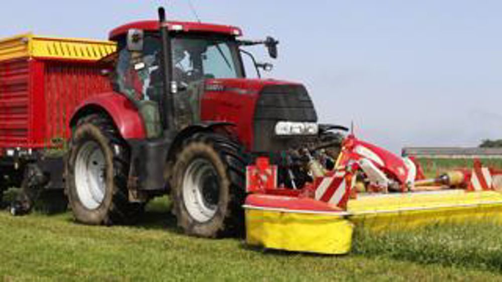 Équipement. Avec un attelage barre de coupe frontale et remorque autochargeuse, il est possible de multiplier les récoltes d’ensilage d’herbe avec une grande souplesse d’intervention.j.p.