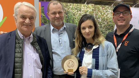 Philippe Hamelin, directeur de Bioline Solution (à g.), Laurent Martel, directeur général de Bioline by InVivo, Ludivine Allardon, manager Agrosolutions, et Thomas Voisin, directeur général de Smag, le 9 novembre au parc des expositions de Villepinte, avec leur Sima Innovation Award reçu pour leur solution Carbon Extract. © M. SOULÉ
