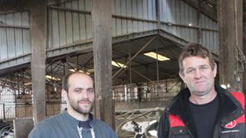 Organisation. Dominique (à dr.) avec Cédric, salarié de l’EARL Saint-Martin de Lorraine. Le travail d’astreinte est organisé pour qu’il puisse être assuré par une personne seule. A.B. Organisation. Dominique (à dr.) avec Cédric, salarié de l’EARL Saint-Martin de Lorraine. Le travail d’astreinte est organisé pour qu’il puisse être assuré par une personne seule. A.B.
