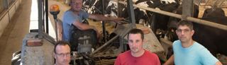Christophe Orieux (sur le tracteur) et au premier plan Thierry Orieux, Sylvain Pavageau, Freddy Menanteau. Christophe Orieux (sur le tracteur) et au premier plan Thierry Orieux, Sylvain Pavageau, Freddy Menanteau.