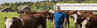 Fabrice, 40 ans, et Maxime, 31 ans, se sont associés en 2013. Ils ont dû affronter de nouveau un été particulièrement sec qui a transformé les vertes prairies du printemps en paillasson. Fabrice, 40 ans, et Maxime, 31 ans, se sont associés en 2013. Ils ont dû affronter de nouveau un été particulièrement sec qui a transformé les vertes prairies du printemps en paillasson.
