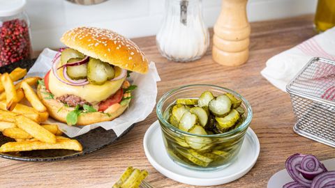 Proposés en  rondelles, les cornichons bio français sont idéaux pour les burgers. © Astrid Fronteau
