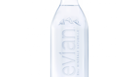 La bouteille en plastique 100% recyclé d’Evian est vendue sans étiquette La bouteille en plastique 100% recyclé d’Evian est vendue sans étiquette
