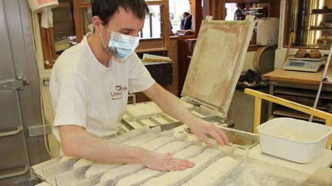 Il est pertinent de rester concentré sur la production de pain. Il est pertinent de rester concentré sur la production de pain.