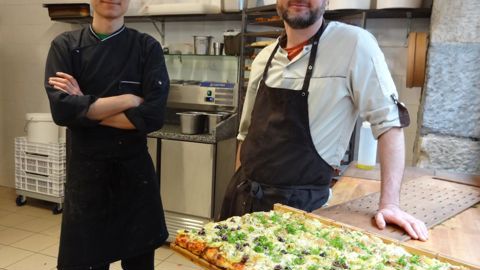 Cédric Reynier (à droite), fondateur de Dragonne Pizza, avec Victor, son binôme en journée, pour un rythme soutenu. © B.Lafeuille Cédric Reynier (à droite), fondateur de Dragonne Pizza, avec Victor, son binôme en journée, pour un rythme soutenu. © B.Lafeuille