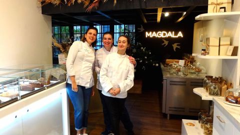 Laura Palous (à g.), cofondatrice de la pâtisserie Magdala, Magali (au c.),  récemment embauchée, et Julie, une stagiaire (à d.). © B.Lafeuille