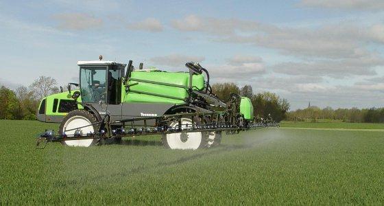 Le TopField II, 2e génération de système de suivi automatique du sol de la rampe est disponible sur les pulvérisateurs trainés et automoteurs de Tecnoma