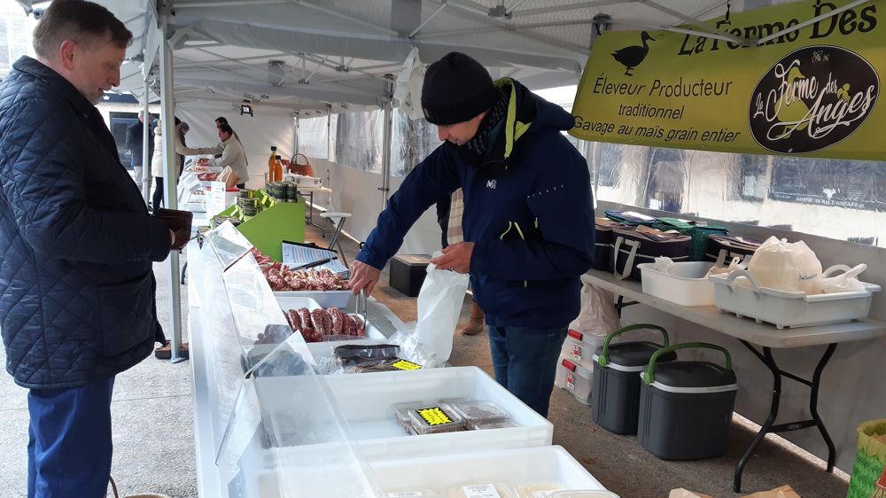 Pour les quatre agriculteurs présents, le 7 décembre 2022, place Saint-Louis à Périgueux, le cœur n’y est pas. L’inquiétude se lit sur les visages Pour les quatre agriculteurs présents, le 7 décembre 2022, place Saint-Louis à Périgueux, le cœur n’y est pas. L’inquiétude se lit sur les visages