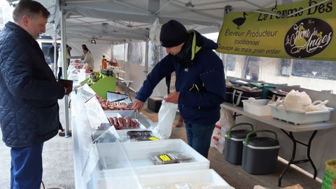 Pour les quatre agriculteurs présents, le 7 décembre 2022, place Saint-Louis à Périgueux, le cœur n’y est pas. L’inquiétude se lit sur les visages Pour les quatre agriculteurs présents, le 7 décembre 2022, place Saint-Louis à Périgueux, le cœur n’y est pas. L’inquiétude se lit sur les visages