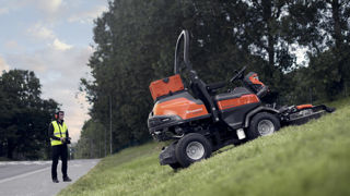 Cette tondeuse frontale apporte une solution polyvalente aux opérateurs qui peuvent descendre de leur poste de pilotage pour commander la machine à distance et en sécurité afin de travailler sur des pentes et des berges. 