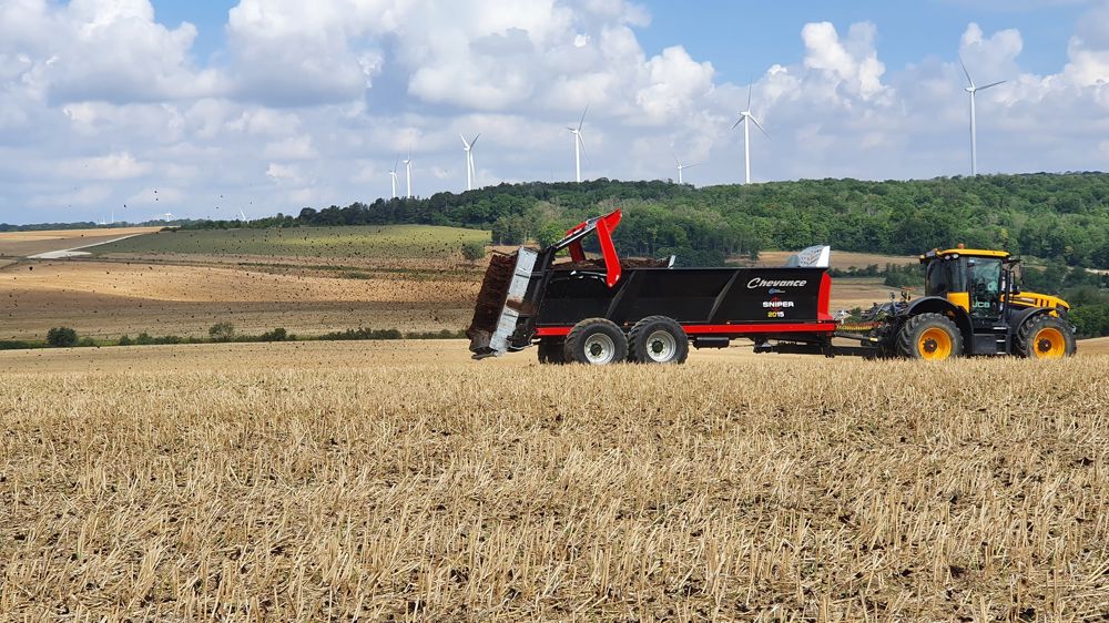 Chevance : le double essieu s'invite sur la gamme des épandeurs à fumier Sniper