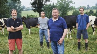 Les associés.À 62 ans, Paul (au premier plan à gauche) et Guy Garnier (au premier plan à droite) prendront leur retraite dès que de nouveaux associés rejoindront le Gaec, auprès de Loïc Froissard (au second plan à gauche) et François Vandenbroucke (au second plan à droite). THIERRY PASQUET Les associés.À 62 ans, Paul (au premier plan à gauche) et Guy Garnier (au premier plan à droite) prendront leur retraite dès que de nouveaux associés rejoindront le Gaec, auprès de Loïc Froissard (au second plan à gauche) et François Vandenbroucke (au second plan à droite). THIERRY PASQUET