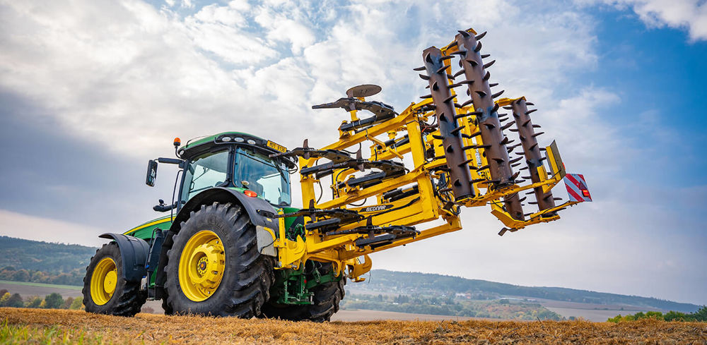 Bednar présent le Terraland TN 4000 HD9, un décompacteur porté repliable.