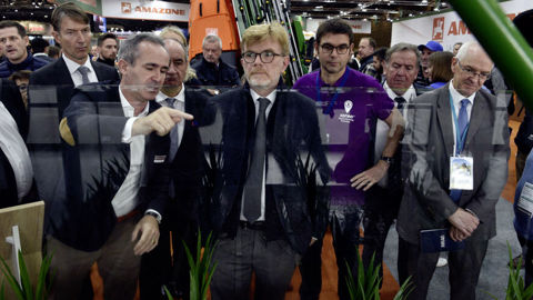 Marc Fesneau s'est intéressé aux nouvelles technologies comme la pulvérisation ciblée lors de sa visite au Sima, ce 7 novembre 2022.