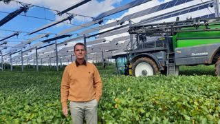 « L’état du soja (six variétés aux précocités différentes), implanté tardivement début juin sur des sols tassés par le chantier est prometteur, se félicite l’agriculteur d’Amance Sylvain Raison ». « L’état du soja (six variétés aux précocités différentes), implanté tardivement début juin sur des sols tassés par le chantier est prometteur, se félicite l’agriculteur d’Amance Sylvain Raison ».