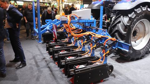 Le désherbeur électrique Xpower XPR est composé de 10 éléments pour travailler en interrang sur une largeur de 3,70 m au maximum. Le désherbeur électrique Xpower XPR est composé de 10 éléments pour travailler en interrang sur une largeur de 3,70 m au maximum.