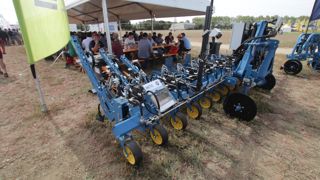 Agrivaux a présenté pour la première fois ses bineuses Metis lors du dernier Innov-Agri. Agrivaux a présenté pour la première fois ses bineuses Metis lors du dernier Innov-Agri.