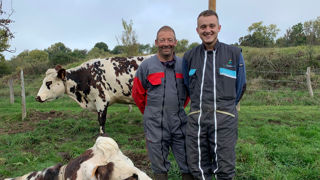 Mathieu Gauquelin (à droite), ici avec son père Stéphane, voulait travailler à l'optimisation l'atelier lait afin de permettre son installation. Mathieu Gauquelin (à droite), ici avec son père Stéphane, voulait travailler à l'optimisation l'atelier lait afin de permettre son installation.