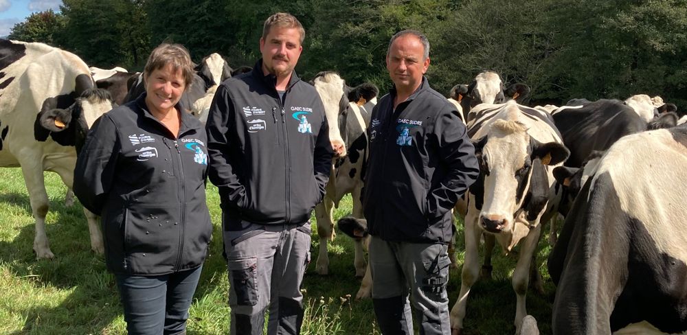 Frédéric et Nathalie Sudre et leur fils Nicolas élèvent 60 vaches prim holstein et montbéliardes sur 96 ha de prairies permanentes de montagne en Dômes et Sancy dans le Puy-de-Dôme.