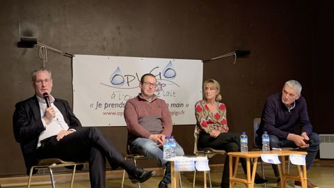 Le 1er décembre à Montsûrs (Mayenne), lors de la journée OPLGO, Patrice Moulin, directeur corporate de Lactalis (à gauche), a insisté sur le respect de l’engagement contractuel des producteurs. La régularité des livraisons en fait partie.