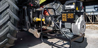 Attelées sur tracteur, certaines génératrices sont capables d'alimenter de grosses installations, à condition d'avoir une puissance adaptée pour l'entraîner. Attelées sur tracteur, certaines génératrices sont capables d'alimenter de grosses installations, à condition d'avoir une puissance adaptée pour l'entraîner.