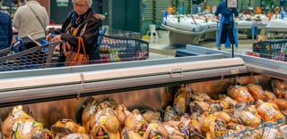 Le manque d'offres a fait grimper les prix des volailles dans un contexte de grippe aviaire. Le manque d'offres a fait grimper les prix des volailles dans un contexte de grippe aviaire.