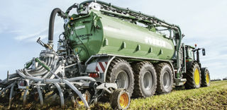Joskin utilise l'analyseur Harvest Lab de John Deere et le monte sur la canalisation de vidange. Le capteur Manure Sensing réalise 4 000 mesures par seconde et détermine les unités NPK du lisier. Joskin utilise l'analyseur Harvest Lab de John Deere et le monte sur la canalisation de vidange. Le capteur Manure Sensing réalise 4 000 mesures par seconde et détermine les unités NPK du lisier.