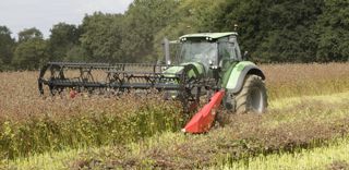 La faucheuse-andaineuse travail sur 4,5 m de largeur. Dans du sarrasin, le débit de chantier atteint environ 2 ha/h. Il dépend de l’état de la culture. La faucheuse-andaineuse travail sur 4,5 m de largeur. Dans du sarrasin, le débit de chantier atteint environ 2 ha/h. Il dépend de l’état de la culture.