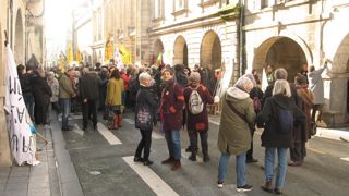 Des associations et la Confédération paysanne sont venues soutenir deux personnes convoquées par le tribunal de La Rochelle pour avoir découpé et brûlé la bâche d'une réserve d'irrigation à Cramchaban. Des associations et la Confédération paysanne sont venues soutenir deux personnes convoquées par le tribunal de La Rochelle pour avoir découpé et brûlé la bâche d'une réserve d'irrigation à Cramchaban.