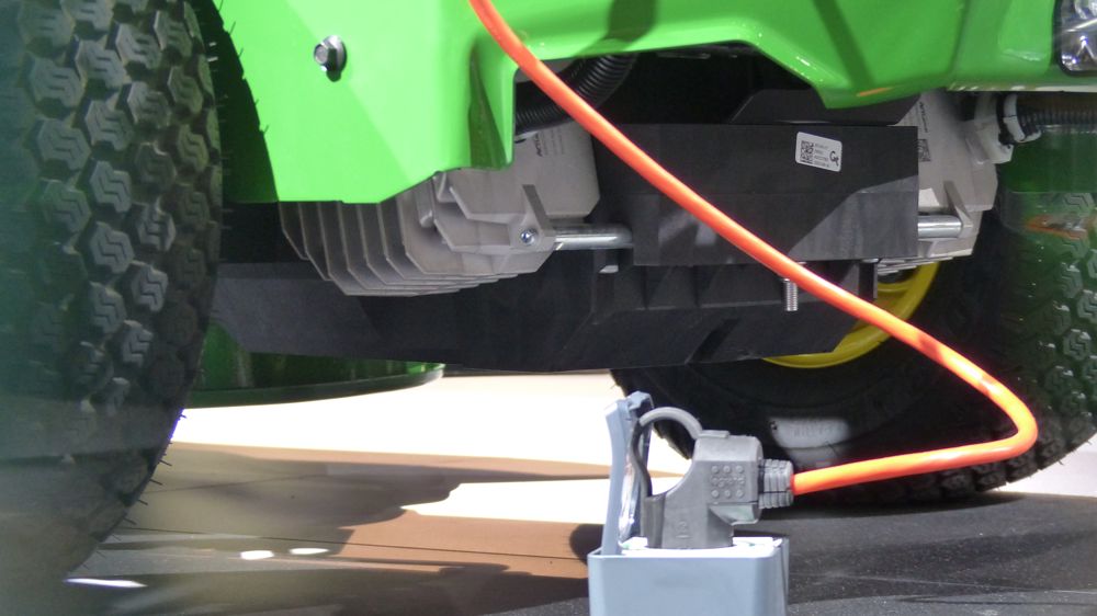 Autoportée à braquage zéro électrifiée présentée par John Deere sur le dernier Sima. Autoportée à braquage zéro électrifiée présentée par John Deere sur le dernier Sima.
