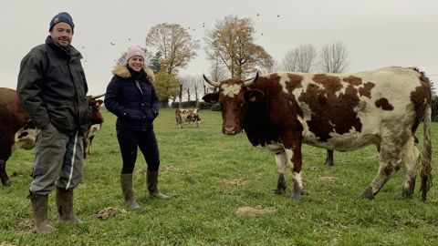 Cédric Prugne, un des éleveurs passionnés qui ont permis de sauver la ferrandaise, installé à Laqueville dans le Puy-de-Dôme, et Morgane Morandeau, l’animatrice de l’association de sauvegarde de la race.