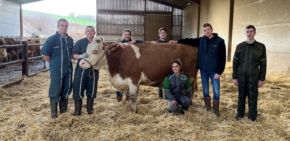 Jolie en compagnie des élèves qui représenteront le lycée de Crézancy lors du TIEA. De gauche à droite : Théo, Thomas, Léa, Jérémy, Cassy, Clément et Pierre-Louis.