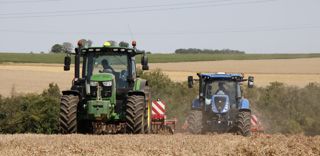 La transmission à double embrayage est montée sur des tracteurs de 160 à 215 ch chez John Deere et sur des modèles de 115 à 160 ch chez New Holland.